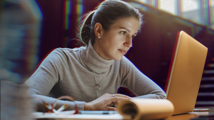 młoda kobieta pracuje przed laptopem