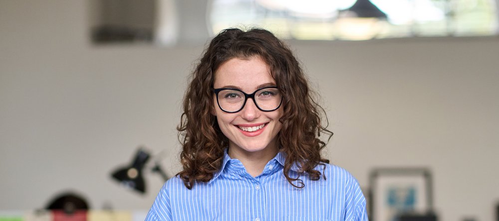 Uśmiechnięta kobieta z tabletem