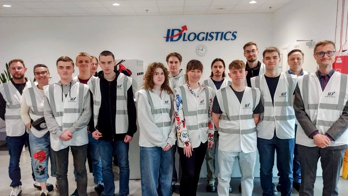 Zdjęcie grupowe uczestników w ID Logistics