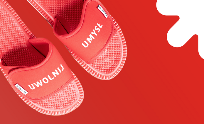 Czerwone klapki kubota z napisem "Uwolnij Umysł"