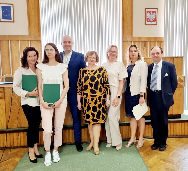 Laureatka konkursu z osobami wręczającymi dyplom Laureatka konkursu z osobami wręczającymi dyplom