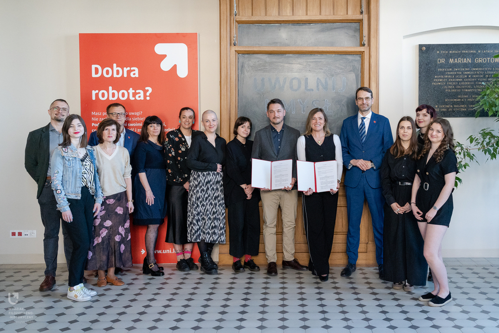 Zdjęcie grupowe z podpisania umowy pomiędzy UŁ a BMwŁ