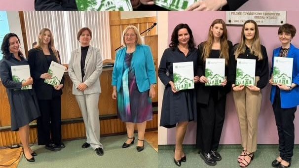 Zdjęcie przedstawia grupę ludzi trzymających dyplomy 