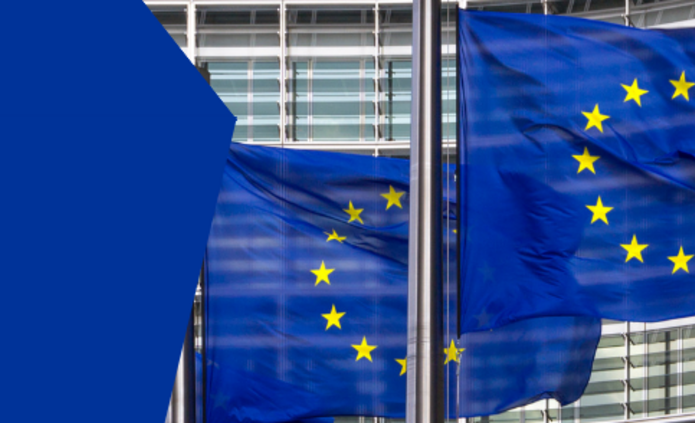 Niebieska grafika promująca pracę w instytucjach Unii Europejskiej. Po lewej stronie widoczna flaga UE na tle budynku z szeregiem unijnych flag. Po prawej stronie biały tekst informujący o nowym konkursie na urzędników UE, wymaganiach (licencjat i dwa języki UE), terminie naboru od 5.02 do 10.03 oraz haśle o rozwoju, różnorodności i stabilności. Na dole adres strony eu-careers.europa.eu