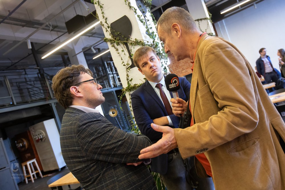 Prof. Łukasz Korporowicz i dr Jakub Stępień (obaj z WPiA) rozmawiają z dziennikarzem Radia Łódź