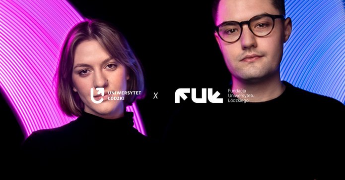 Grafika przedstawia dwie młode osoby na ciemnym tle. Po lewej stronie widoczna jest kobieta z krótkimi, jasnymi włosami, ubrana na czarno, o neutralnym wyrazie twarzy. Za nią znajduje się półokrągły, świetlny element w odcieniach różu i fioletu. Na wysokości jej twarzy umieszczono logo Uniwersytetu Łódzkiego. Po prawej stronie widoczny jest mężczyzna z krótkimi włosami, w okularach, również ubrany na czarno, na tle niebiesko-fioletowego, świetlnego półokręgu. Obok niego znajduje się logo FUK – Fundacji Uniwersytetu Łódzkiego. Pomiędzy logotypami umieszczono znak „X”, wskazujący na współpracę obu instytucji.