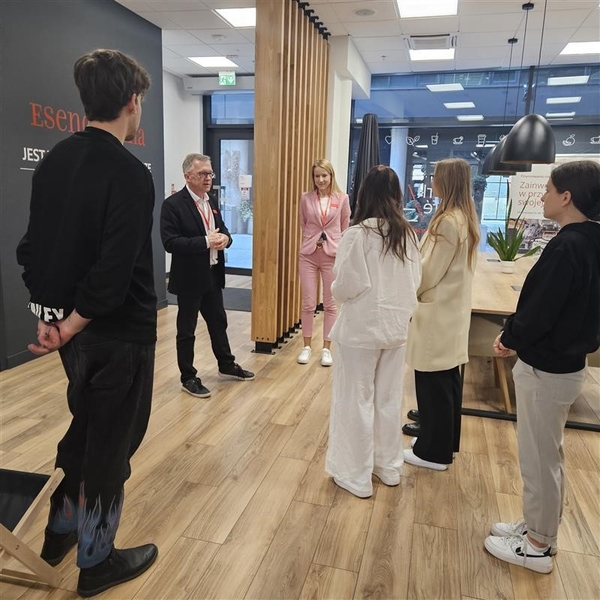 uczestnicy spotkania na grupowym zdjęciu uczestnicy spotkania na grupowym zdjęciu