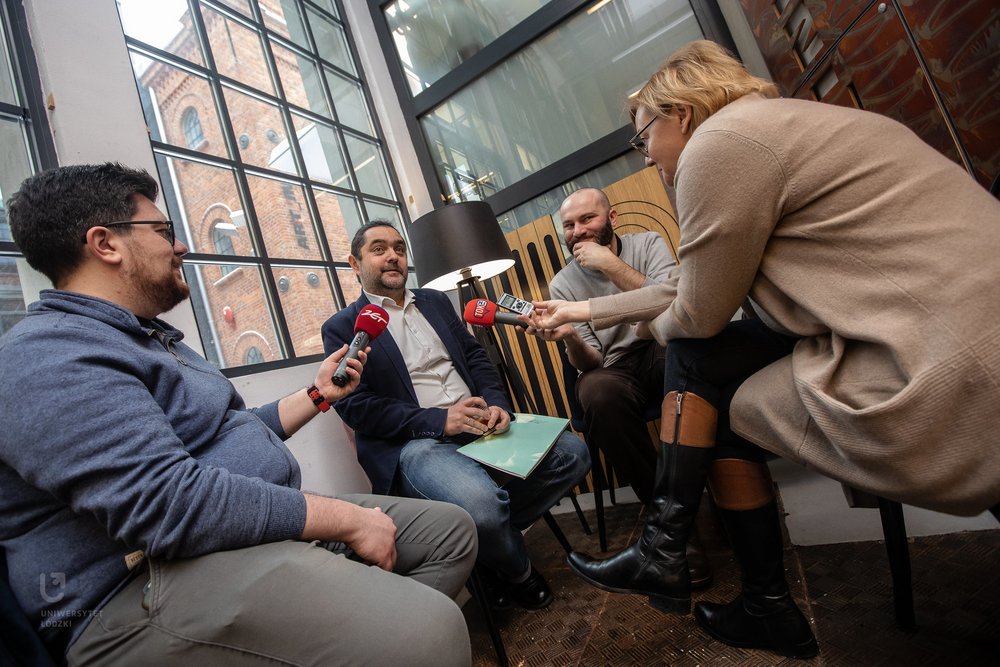 dr Damian Kasprzyk podczas nagrania z dziennikarzami