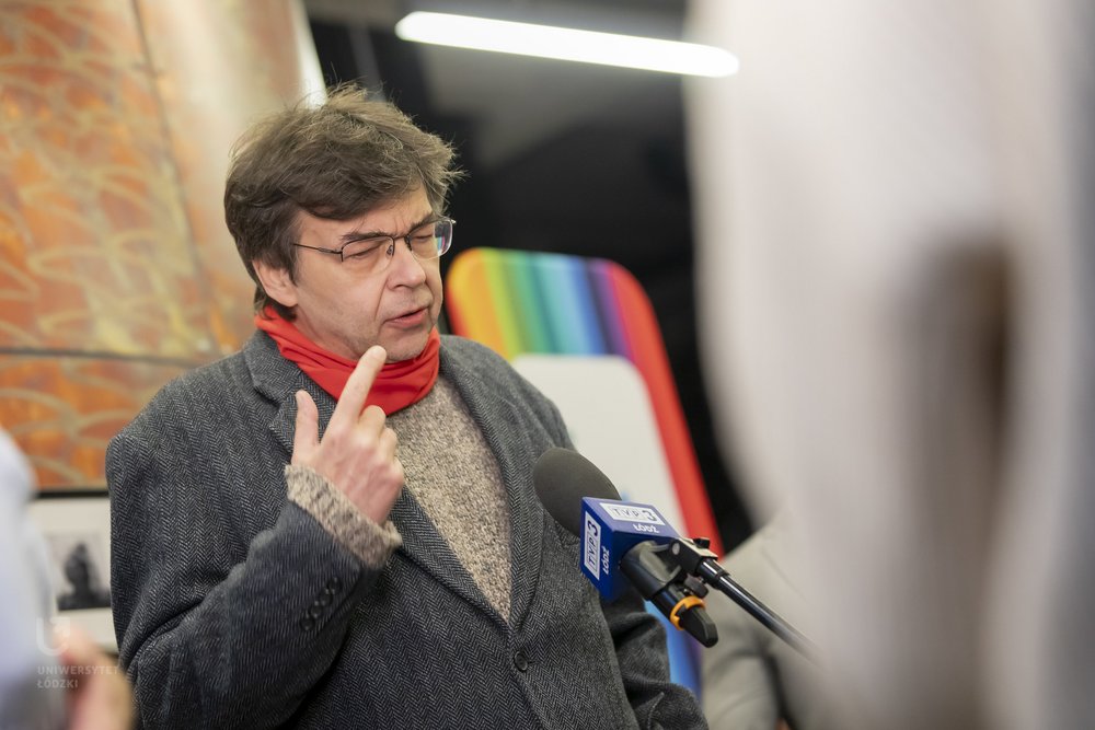 dr Maciej Świerkocki podczas briefingu