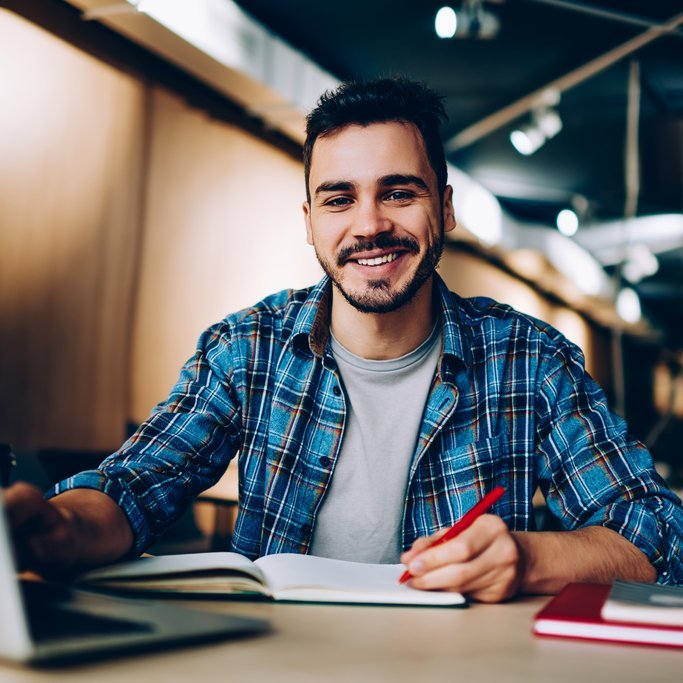 młody mężczyzna z laptopem