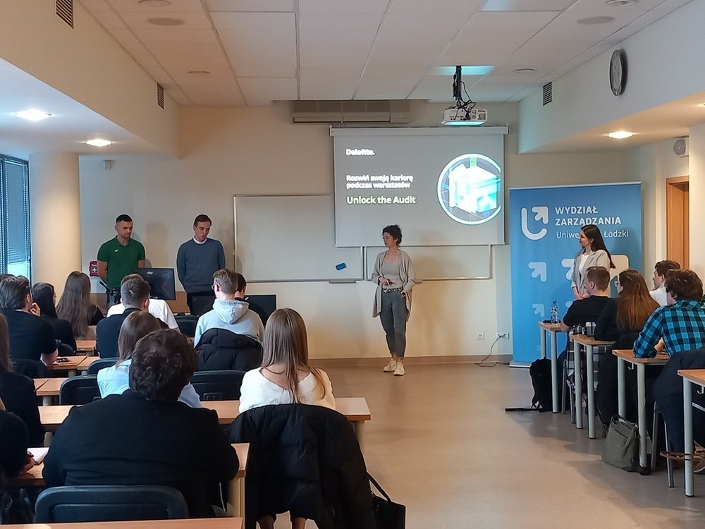 widok sali z uczestnikami warsztatów i prowadzącymi