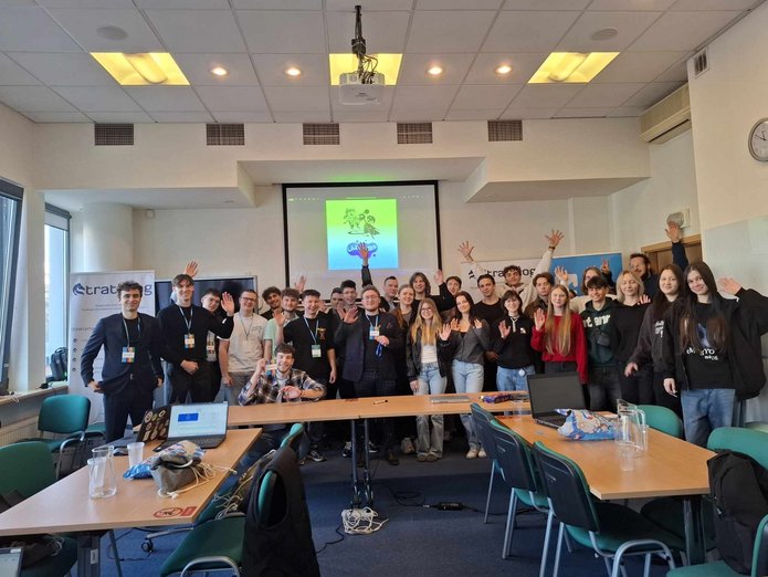 Grupa machających studentów