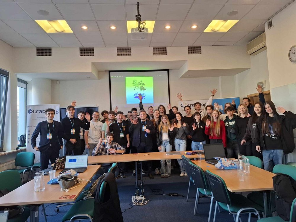 Grupa machających studentów