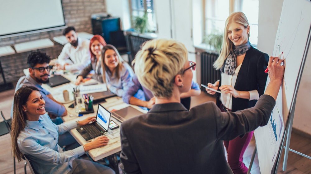 Ludzie biorący udział w szkoleniu