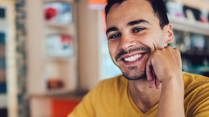 uśmiechnięty mężczyna w żółtej koszulce