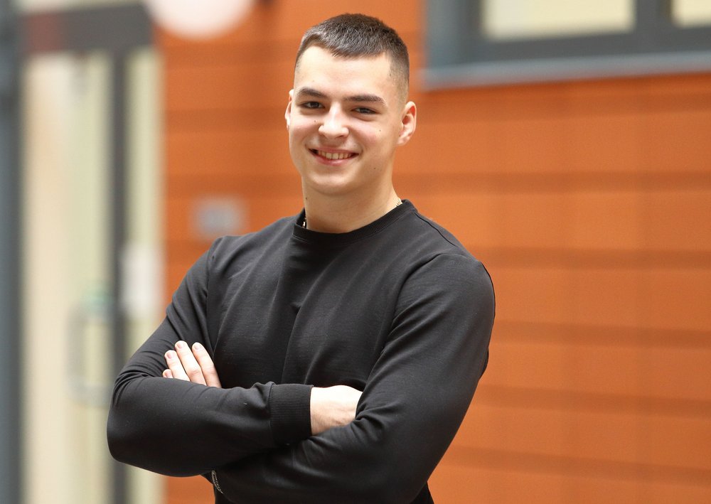 Zdjęcie przedstawia mężczyznę na patio Wydziału Zarządzania UŁ