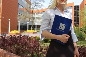 Zdjęcie kobiety trzymającej teczkę na tle budynku WZ UŁ, laureat w konkursie „WZ-ka okiem obiektywu” Zdjęcie kobiety trzymającej teczkę na tle budynku WZ UŁ, laureat w konkursie „WZ-ka okiem obiektywu”