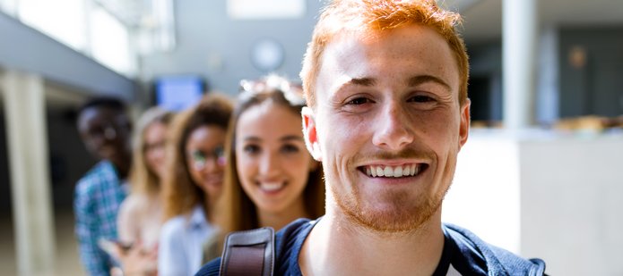 grupa studentów patrząca w obiektyw