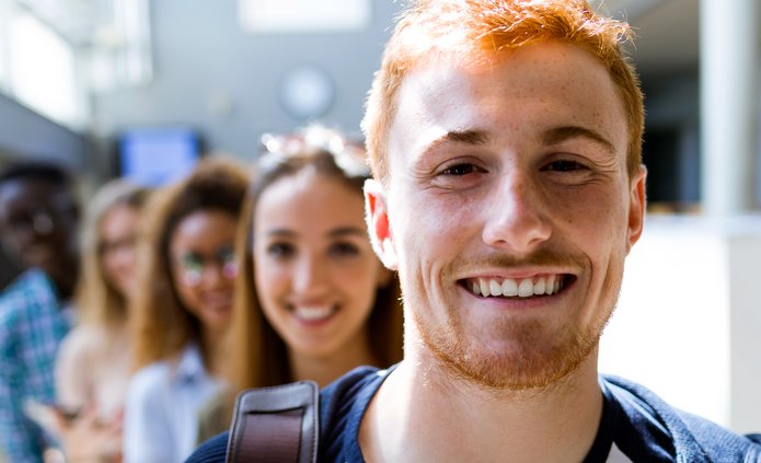 grupa studentów patrząca w obiektyw