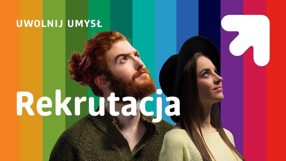 Dwoje młodych ludzi - kobieta i mężczyzna - patrzą w górę. Obok znak logo UŁ i napis "rekrutacja". 