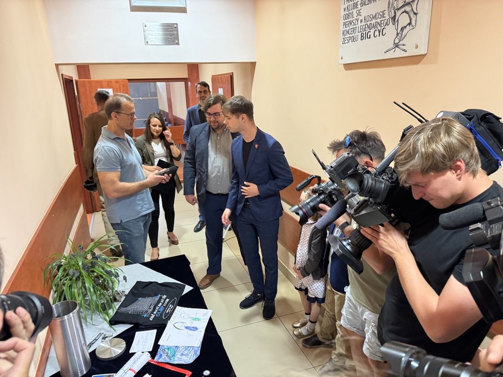 Kamerzyści TV filmują kapsułę czasu i jej zawartość