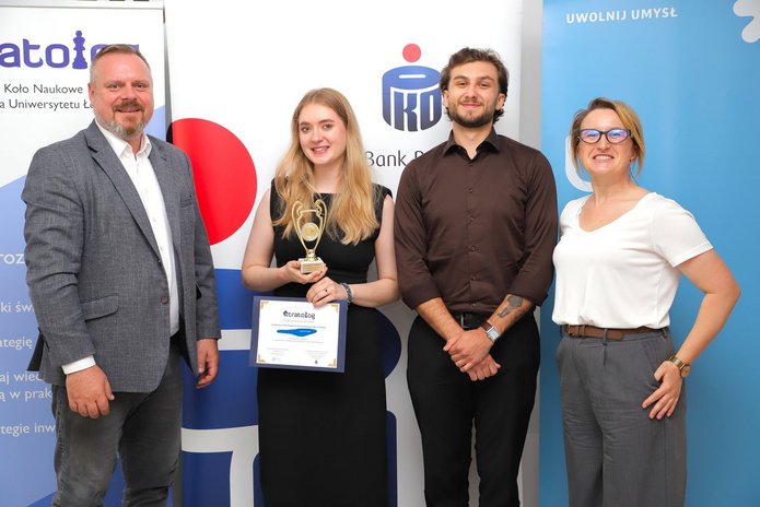 Laureatka konkursu z osobami wręczającymi nagrodę