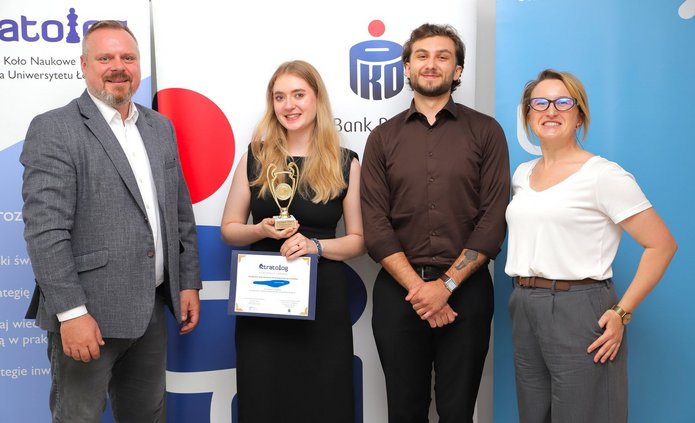 Laureatka konkursu z osobami wręczającymi nagrodę