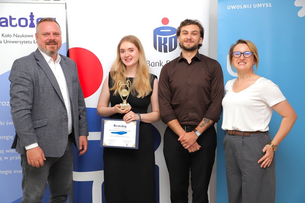 Laureatka konkursu z osobami wręczającymi nagrodę