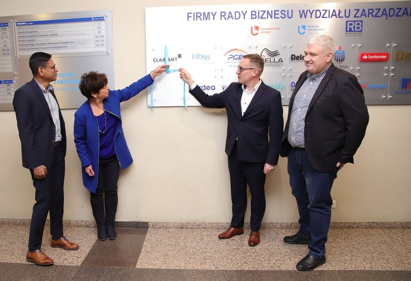 Pani Dziekan i przedstawiciele firmy odsłaniający tabliczkę