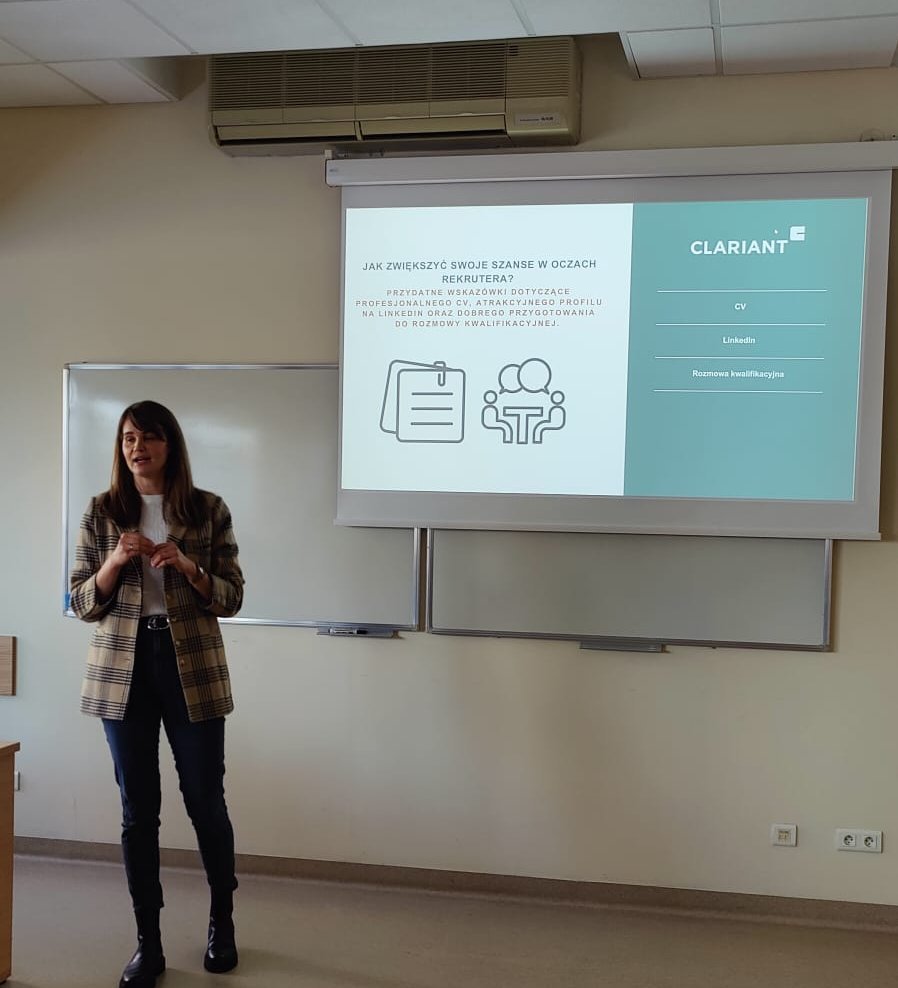 prowadząca warsztaty na tle prezentacji