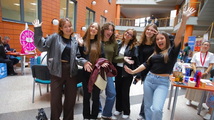 grupa uśmiechniętych studentek