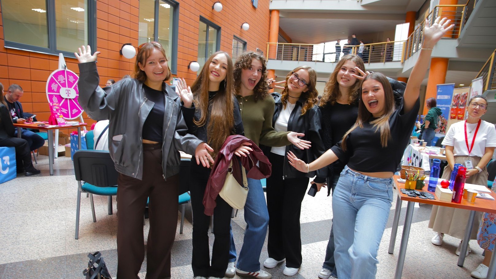grupa uśmiechniętych studentek