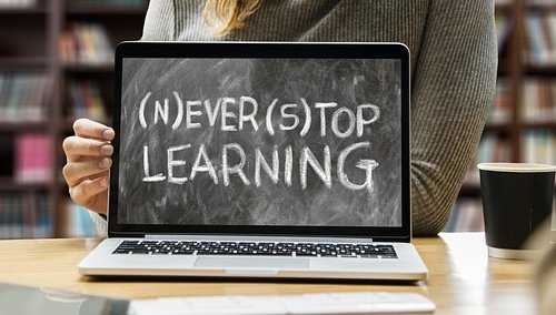 ekran z napisem never stop learning