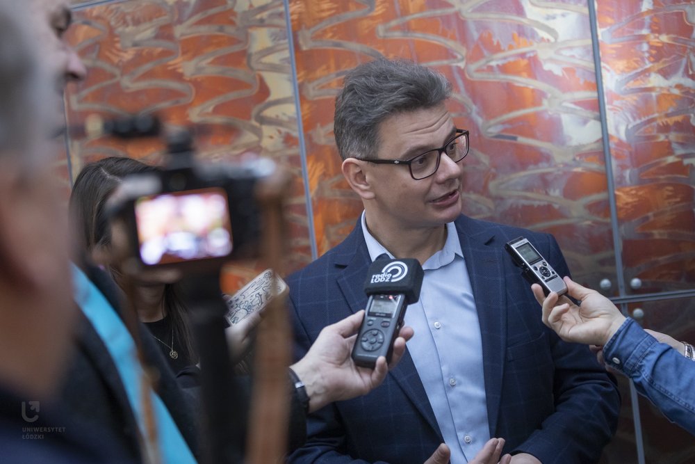 Krzysztof Kędziora podczas briefingu