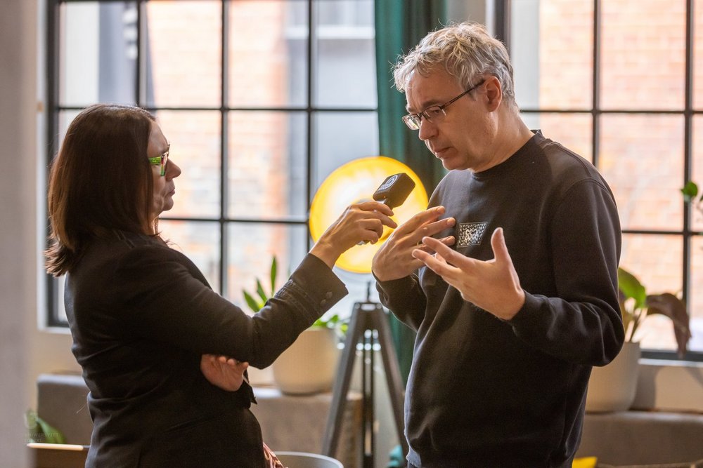 dr Mariusz Siedlecki podczas udzielania komentarza eksperckiego