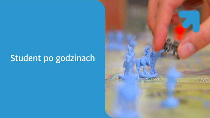 dłoń i figurki z gry planszowej, napis student po godzinach