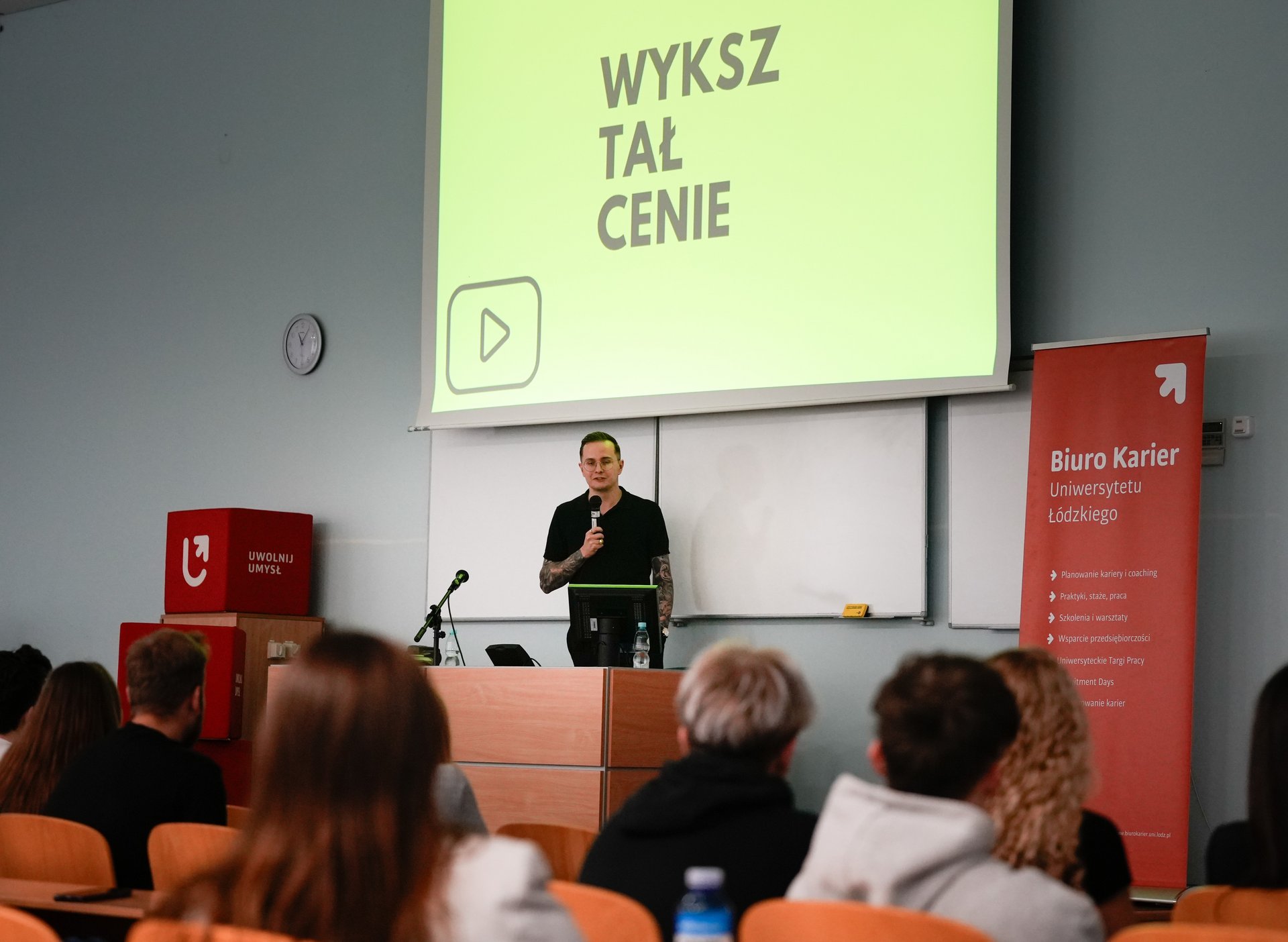 meeting with students during the lecture