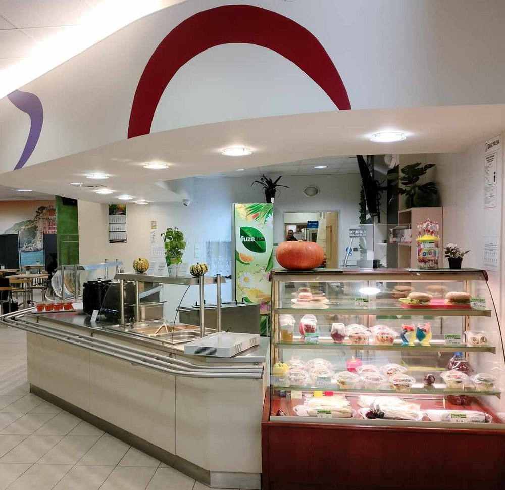 lada wystawowa i lodówka z przekąskami