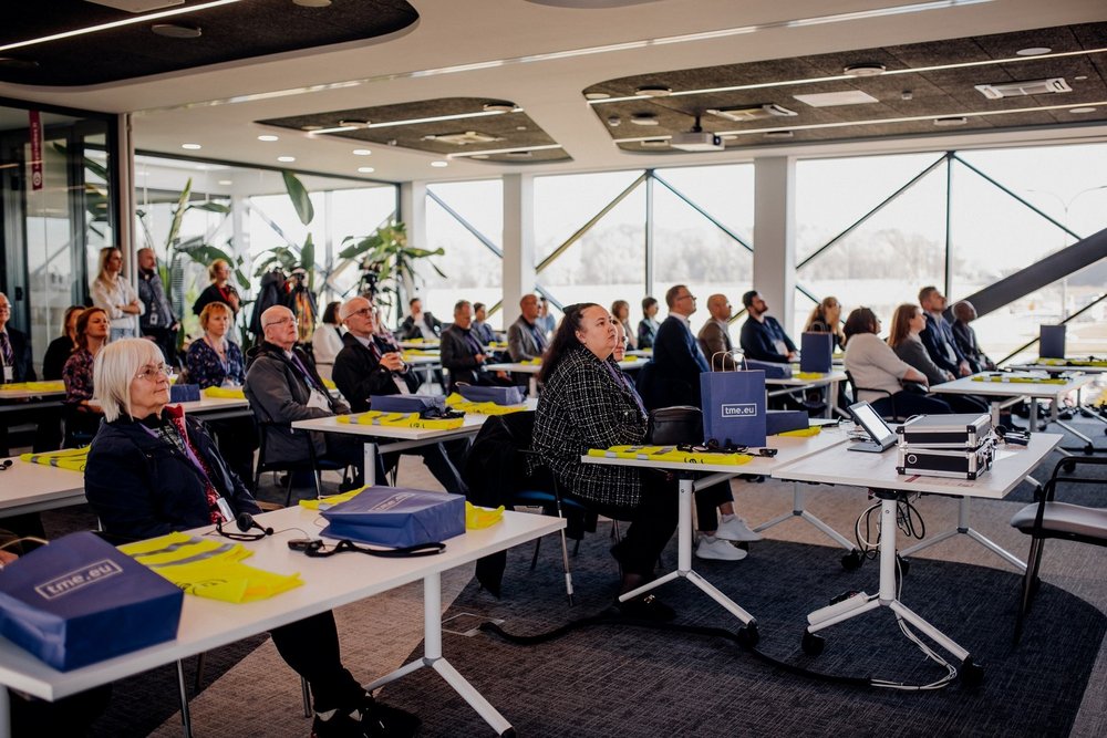 uczestnicy konferencji w trakcie wizyty studyjnej w TME