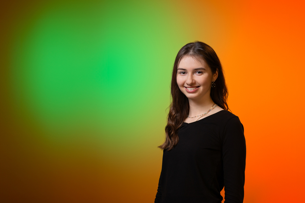 Porter Kamili Pruk - młoda kobieta w czarnym ubraniu