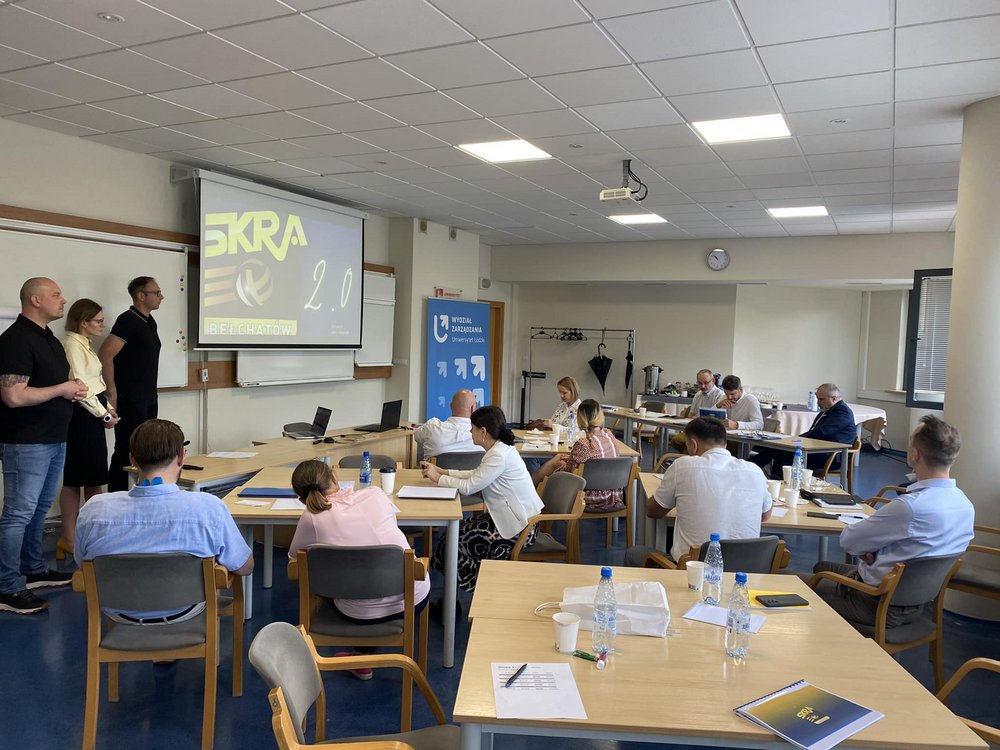 grupa uczestników miniMBA pracująca w sali