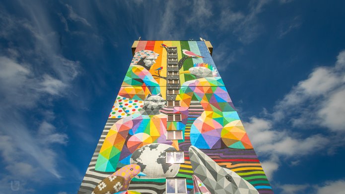 kolorowe zdjęcie przedstawiające tęczowy mural umieszczony na jednym z domów studenckich Uniwersytetu Łódzkiego