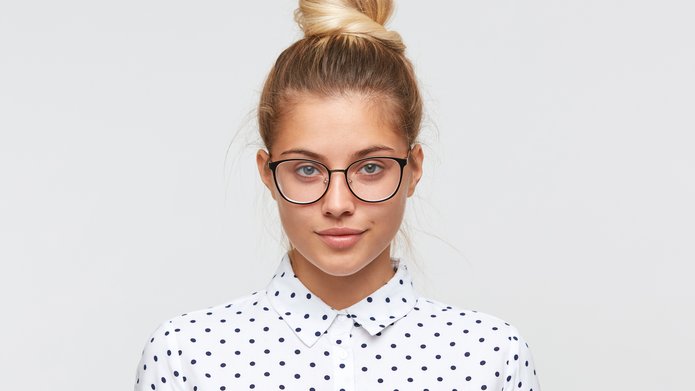 Dziewczyna w bluzce w kropki i okularach