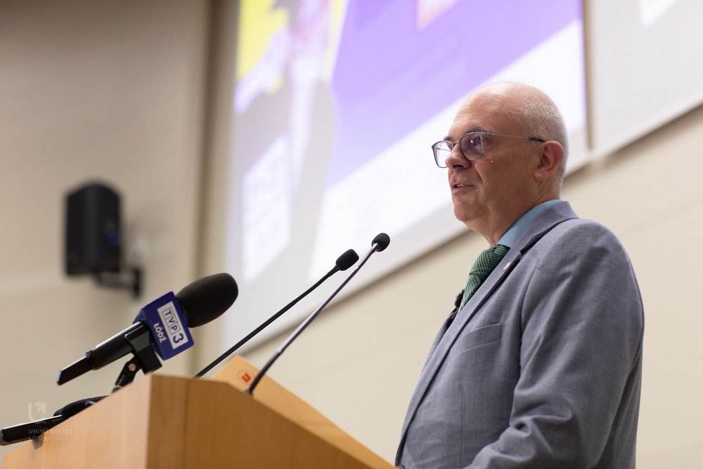 Prof. Rektor Zakrzewski delivering a speech during the official opening of "Salon Maturzystów"