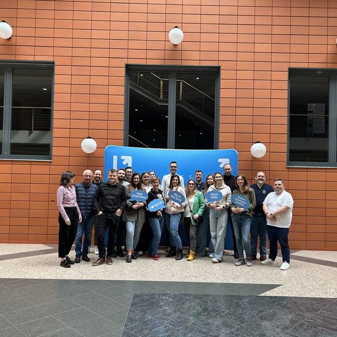 członkowie Klubu Absolwenta na patio