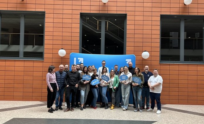 absolwenci z Klubu na wspólnym zdjęciu na patio