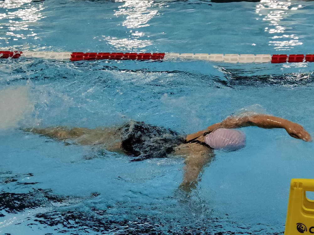 Kinga Wychorska, studentka UŁ płynie po torze pływackim i walczy o ygraną