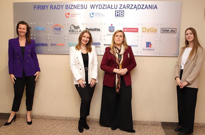 przedstawiciele nowych firm na tle tablic rady biznesu