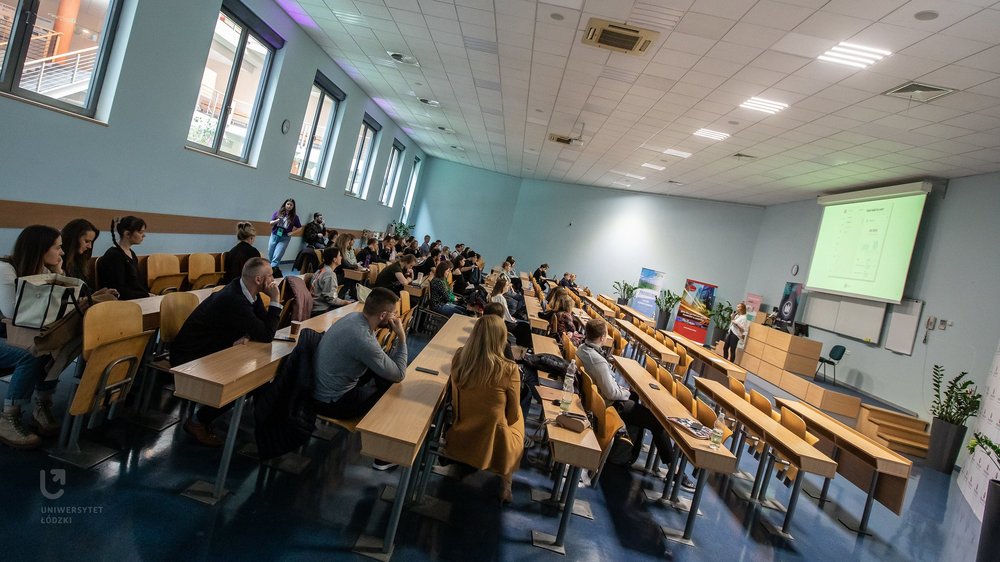 uczestnicy Jungle Web podczas prelekcji w sali wykładowej