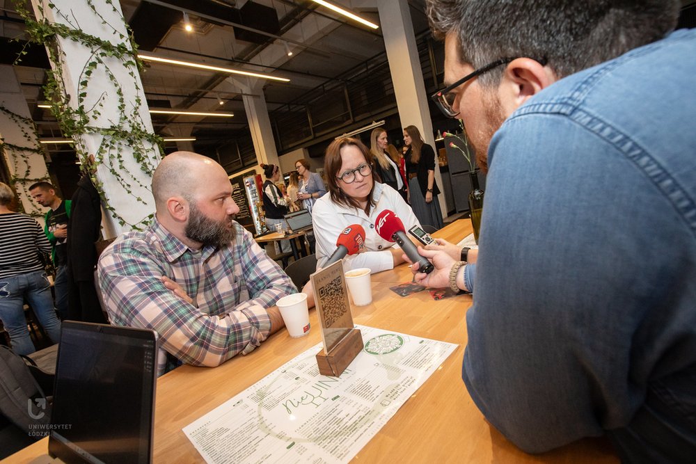 Na pytania dziennikarzy odpowiada prof. Iwona Wagner